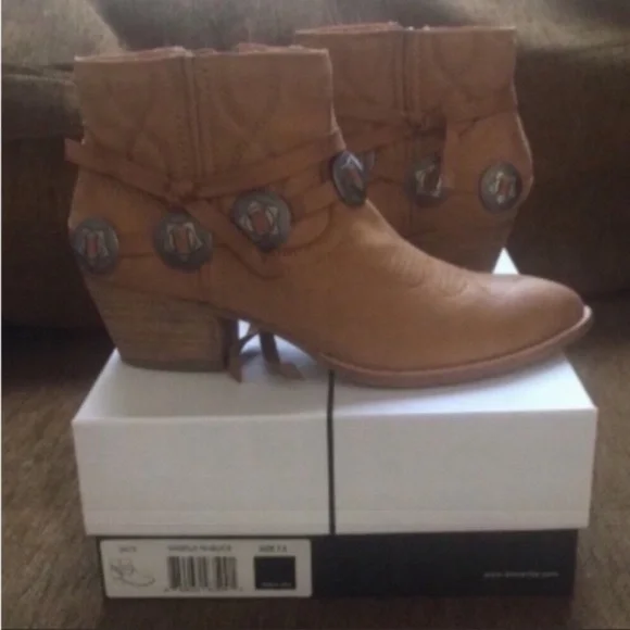 NWB 7.5 Dolce Vita Skye Booties